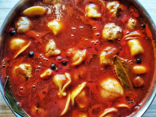 Zupa pomidorowa z tortelloni i pulpecikami z indyka