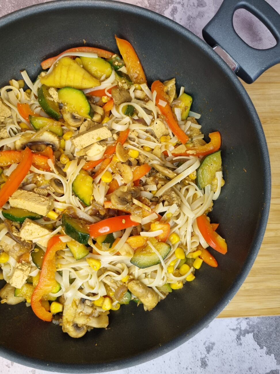 Makaron z tofu i warzywami