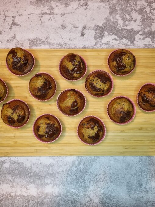 Owsiane babeczki z masłem orzechowym i gorzką czekoladą