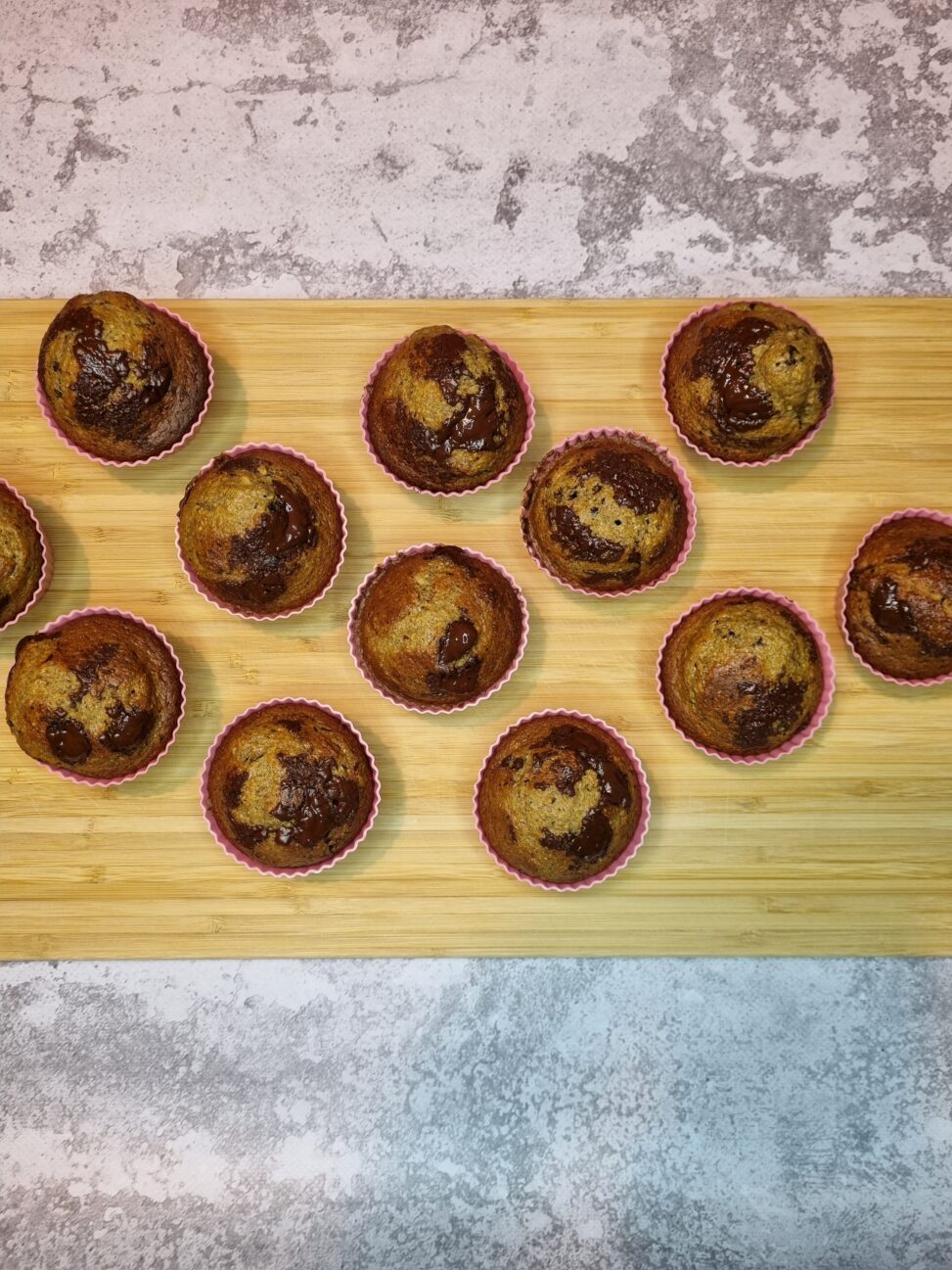 Owsiane babeczki z masłem orzechowym i gorzką czekoladą