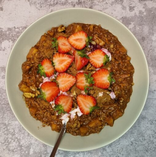 Owsianka z marchewką, jabłkiem i cynamonem