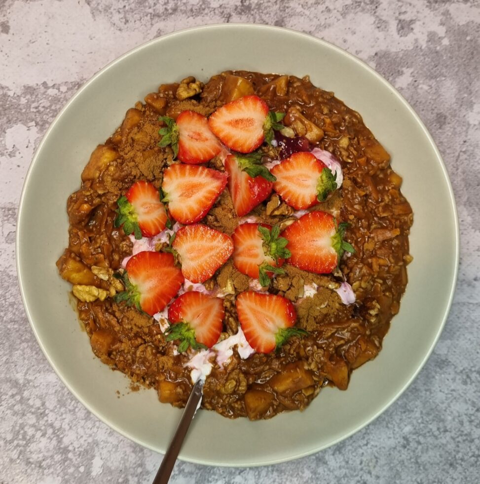 Owsianka z marchewką, jabłkiem i cynamonem