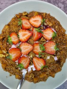 Owsianka z marchewką, jabłkiem i cynamonem