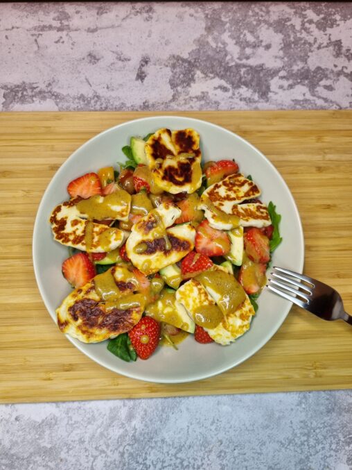 Sałatka z halloumi, truskawkami i awokado