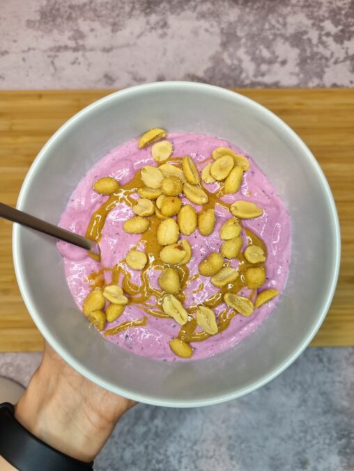 Lody z serka wiejskiego z bananem i mrożonymi owocami leśnymi