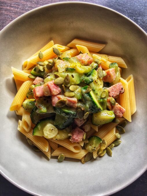 Makaron z cukinią i wędliną