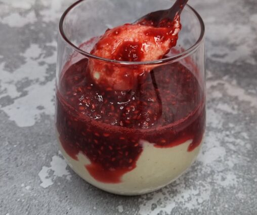 Budyń jaglany z chałwą i sosem malinowym